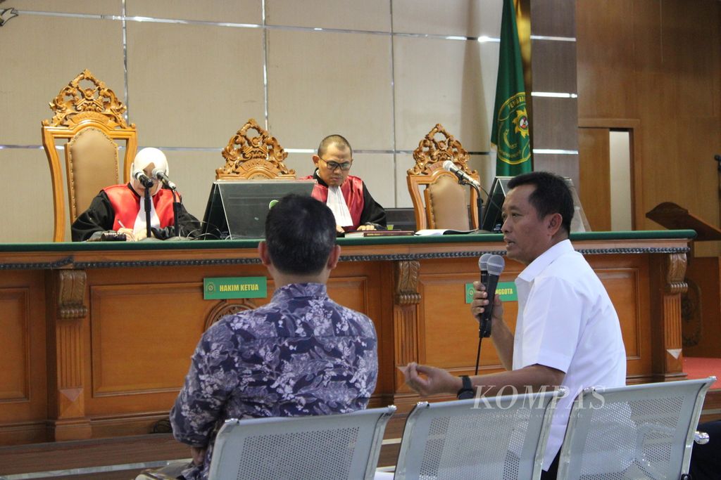Pelaksana Harian Wali Kota Bandung Ema Sumarna memberikan kesaksian dalam kasus korupsi Bandung Smart City di Pengadilan Negeri Bandung, Jawa Barat, Rabu (9/8/2023). 