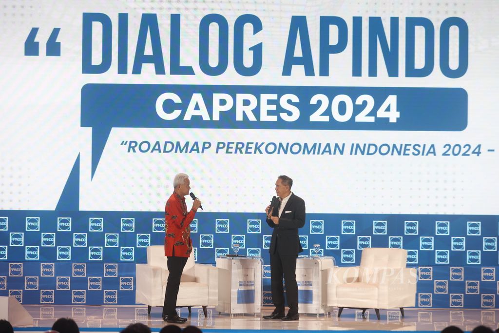 Calon presiden nomor urut 3, Ganjar Pranowo (kiri), menghadiri dialog yang diselenggarakan Asosiasi Pengusaha Indonesia (Apindo) di Jakarta, Senin (11/12/2023). 