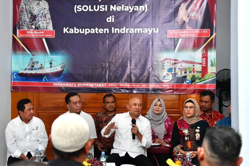 Menteri Koperasi dan UKM Teten Masduki (tengah) berdialog dengan nelayan di Kabupaten Indramayu, Jawa Barat, Rabu (21/9/2022), untuk menyosialisasikan Program Solusi Nelayan. 