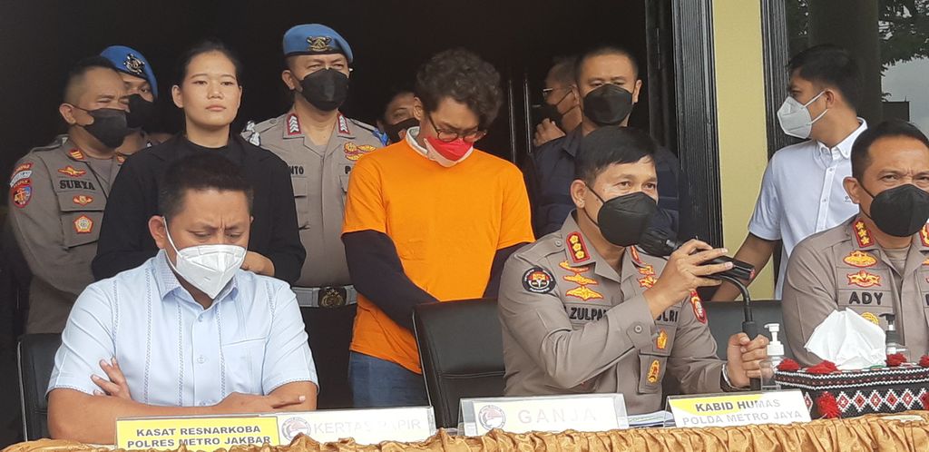 Polres Metro Jakarta Barat mengadakan rilis kasus penyalahgunaan narkotika jenis ganja oleh figur publik Ardhito Pramono, di Jakarta (13/1/2022).
