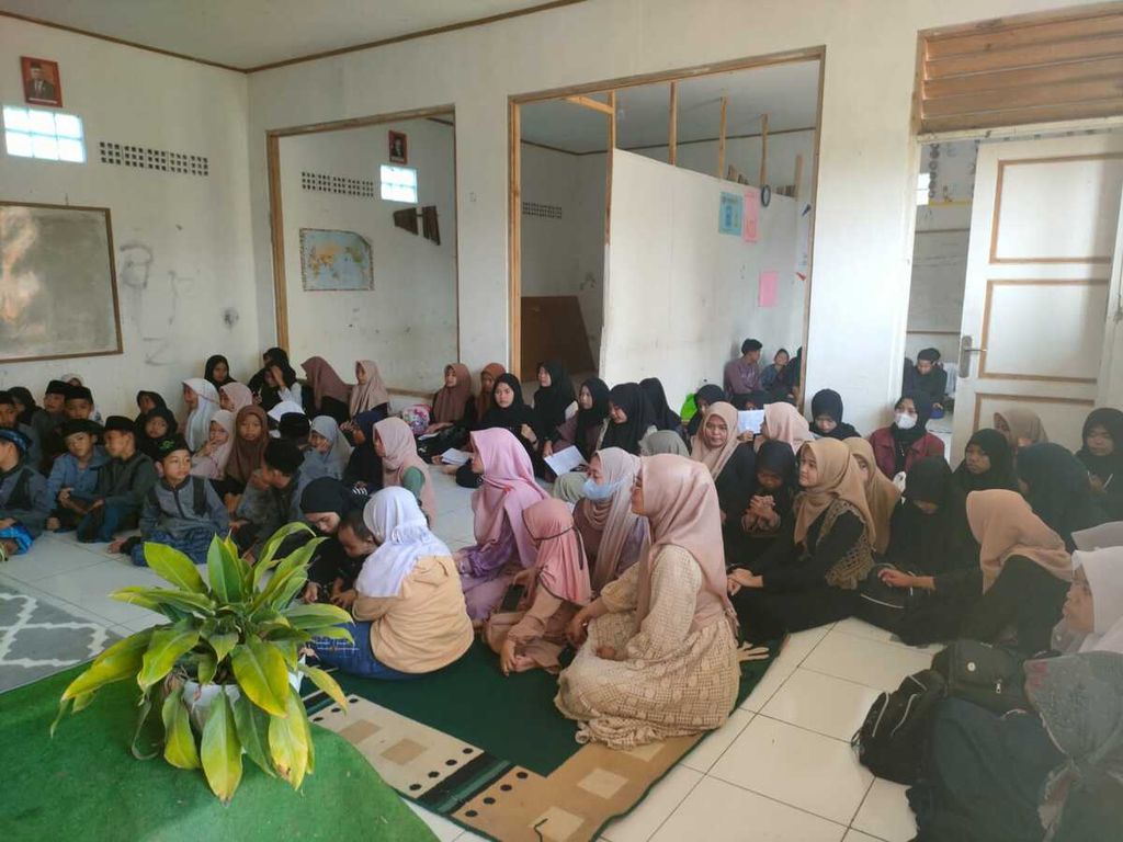 Suasana belajar di Pusat Kegiatan Belajar Masyarakat (PKBM) Sarbini di Sukamanah, Cugenang, Kabupaten Cianjur.
