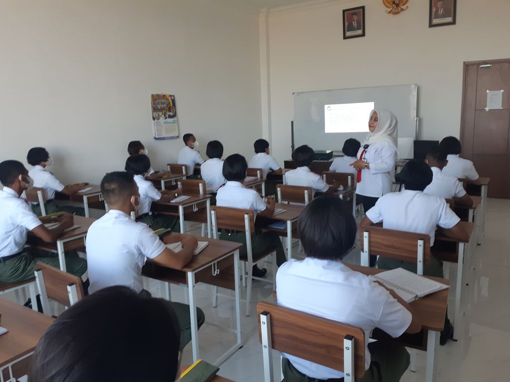 Suasana belajar di Politeknik Ben Mboi, Universitas Pertahanan RI, di Kabupaten Belu, Nusa Tenggara Timur, Selasa (2/8/2022). Sebanyak tujuh program studi di kampus tersebut, di antaranya peternakan, perikanan, dan pertanian lahan kering.