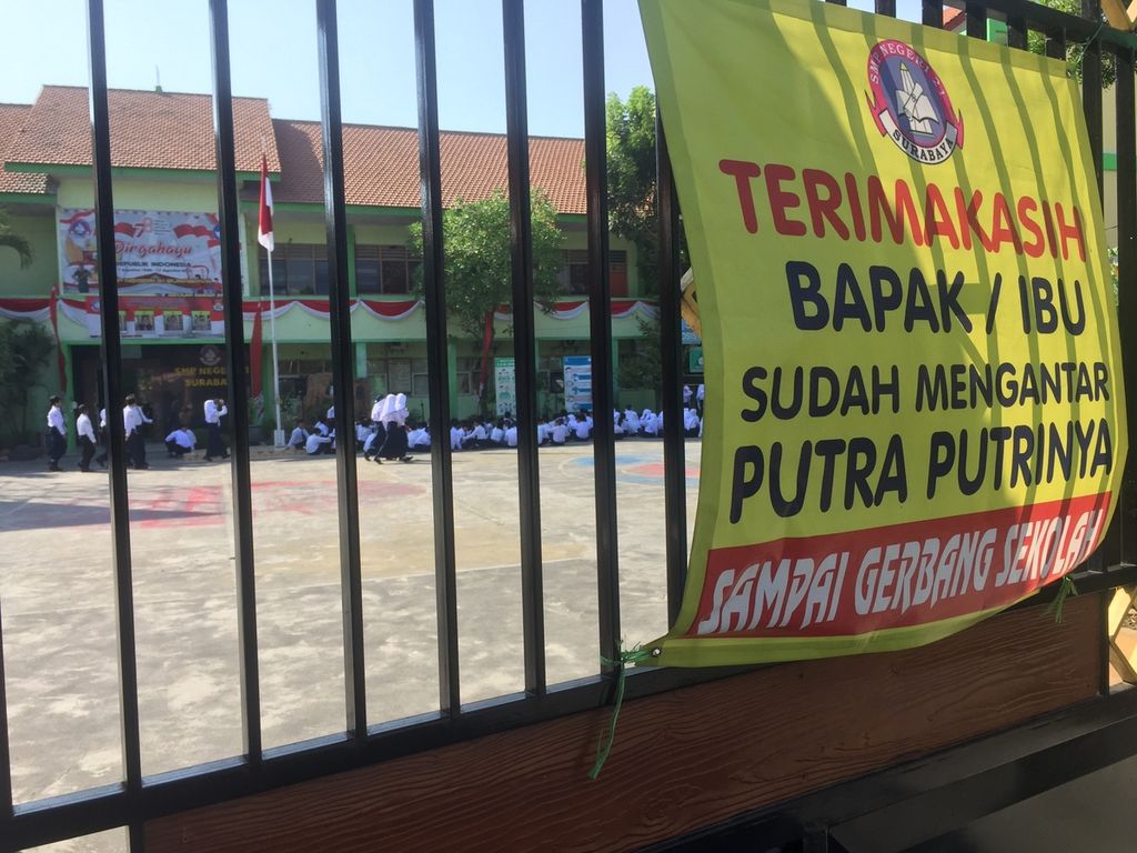 Spanduk untuk orangtua atau wali siswa siswi SMP Negeri 21 Surabaya yang bersedia mengantar peserta didik. Mengantar dan menjemput siswa siswi ke sekolah menjadi salah satu anjuran Pemerintah Kota Surabaya demi keamanan dan keselamatan peserta didik.