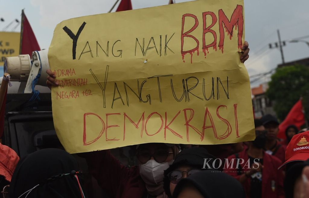 Mahasiswa Muhammadiyah Surabaya membawa spanduk saat unjuk rasa tolak kenaikan harga bahan bakar minyak (BBM) di depan Kantor DPRD Jawa Timur, Kota Surabaya, Selasa (6/9/2022).