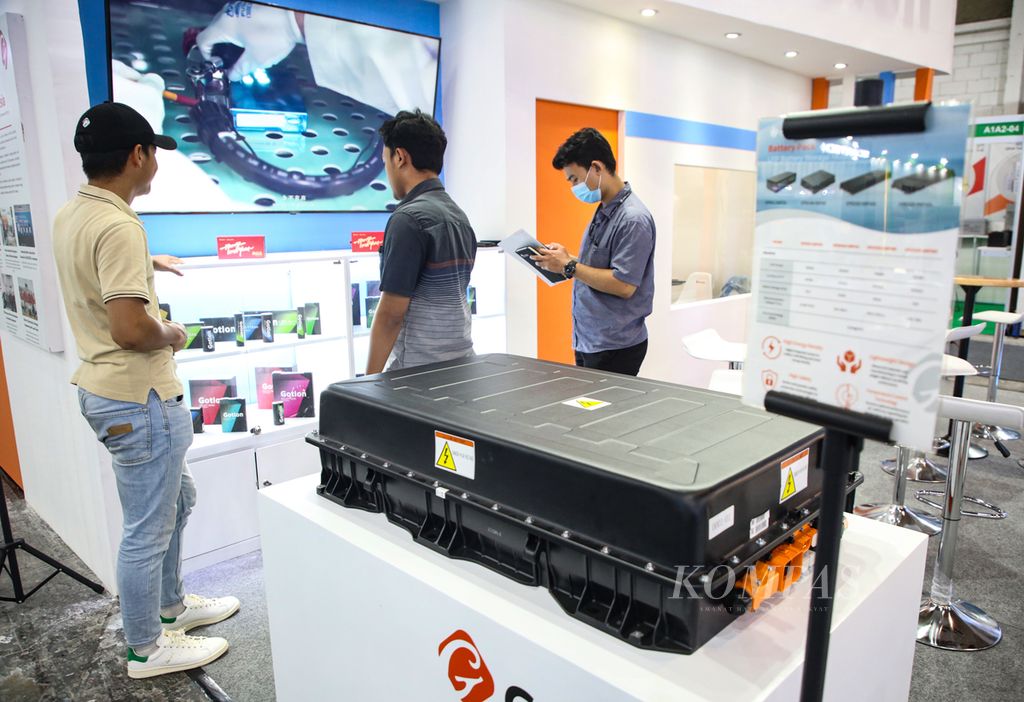 An example of a battery for electric vehicles was displayed at the Green Energy exhibition at JIExpo Kemayoran, Central Jakarta, on Thursday (7/3/2024). The battery is an important component for the development of electric vehicles.