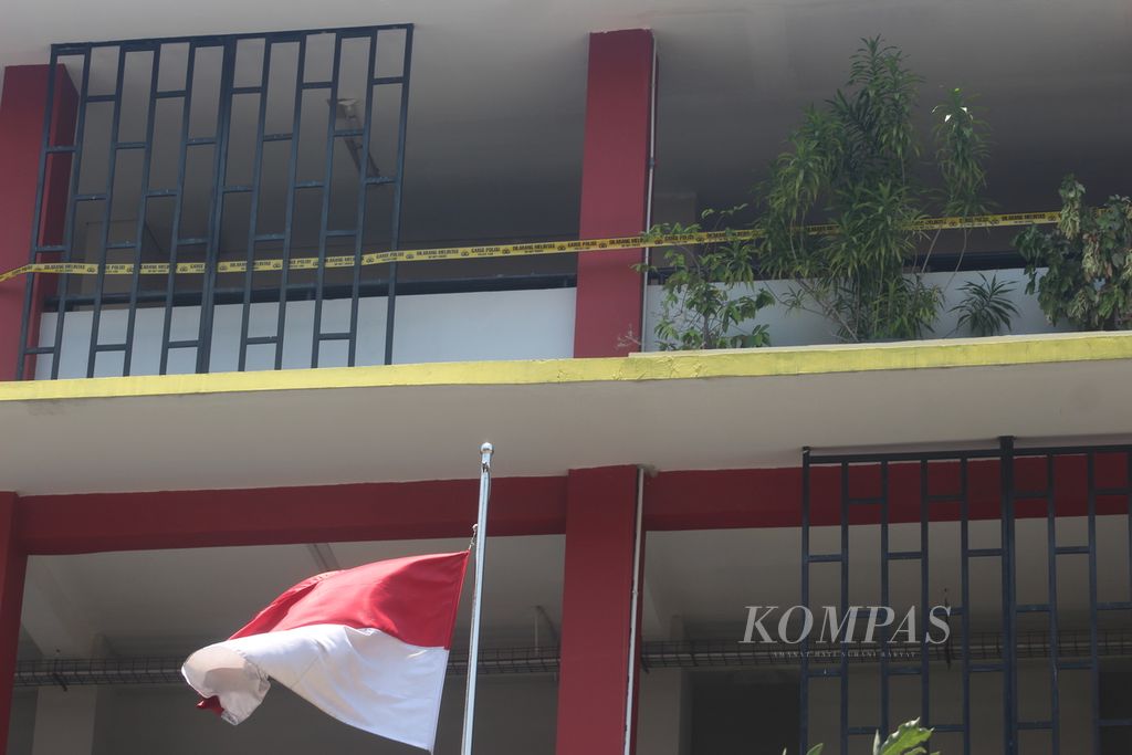 Garis polisi masih terpasang di salah satu ruang di SD Negeri 06 Petukangan Utara, Kecamatan Pegangsaan, Jakarta Selatan, Kamis (28/9/2023). Di sekolah ini, dua hari sebelumnya, seorang siswi meninggal setelah jatuh dari lantai empat sekolahnya. Dugaan sementara, siswi tersebut mencoba bunuh diri setelah menerima perundungan.
