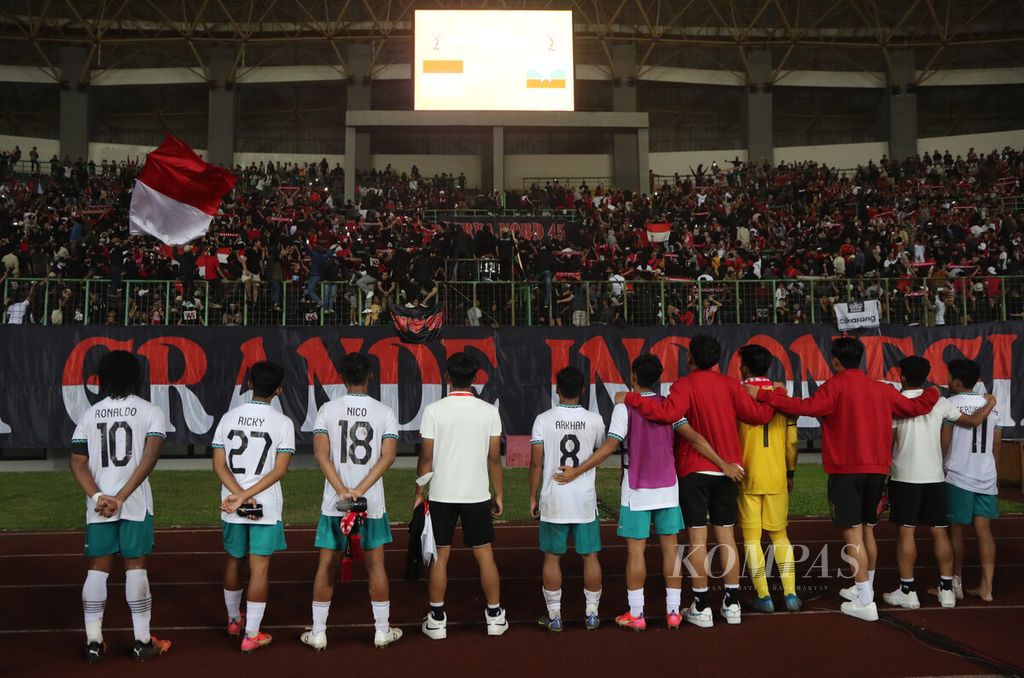Pemain tim nasional U-19 tetap setia menyapa suporter meski Indonesia gagal melanjutkan langkah ke semifinal Piala AFF U-19 setelah menyelesaikan pertandingan melawan timnas Myanmar di Stadion Patriot Candrabhaga, Bekasi, Jawa Barat, Minggu (10/7/2022). 