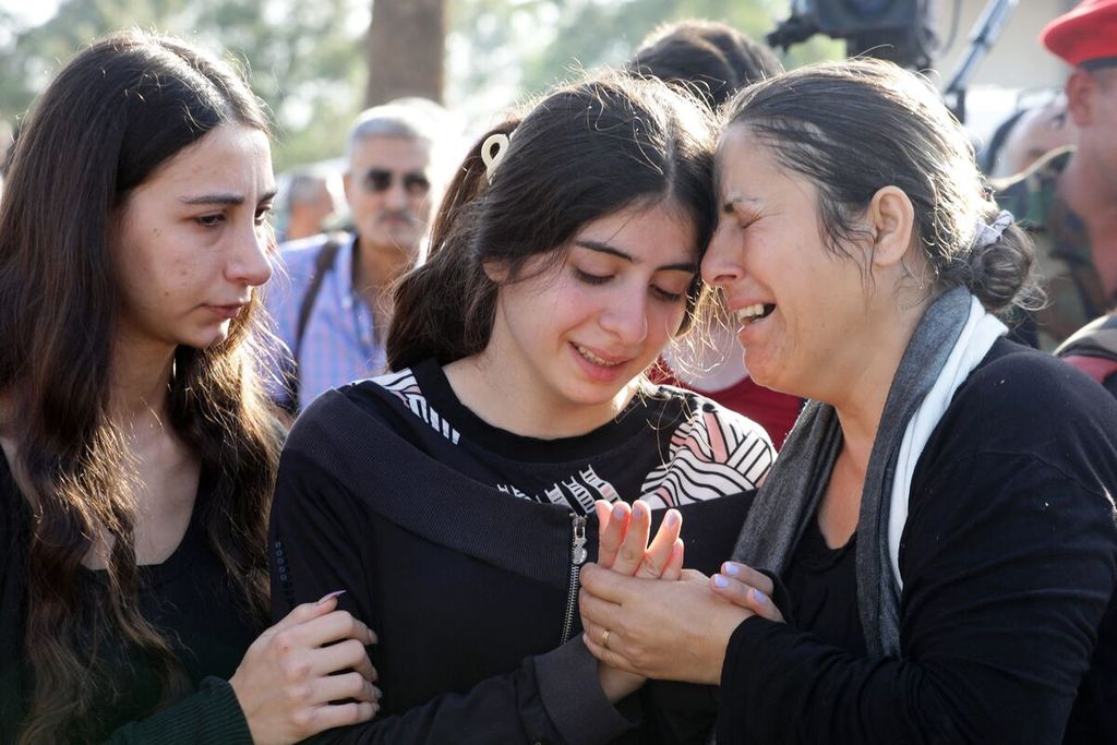 Keluarga korban menangis dan meratap di luar rumah sakit di Homs, Suriah, Jumat (6/10/2023), dalam pemakaman korban serangan pesawat nirawak di sebuah akademi militer, sehari sebelumnya. 