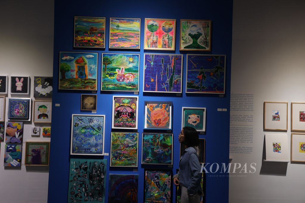 Sejumlah karya yang dijual untuk penggalangan dana turut ditampilkan dalam pameran Artjog 2023 di Jogja National Museum, Yogyakarta, Selasa (4/7/2023). 