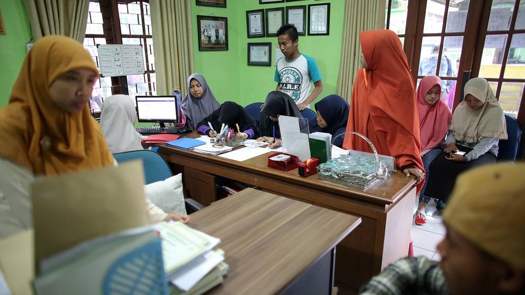 Sejumlah remaja mendaftar di kursus bahasa di kampung inggris Desa Tulungrejo, Pare, Kabupaten Kediri.