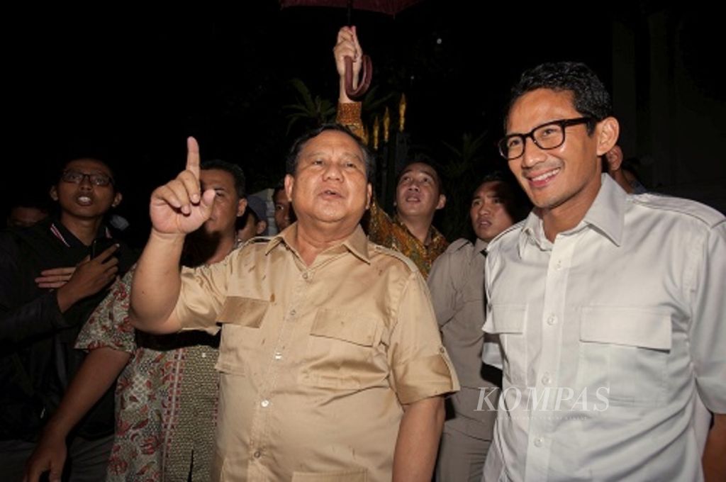 Ketua Umum Partai Gerindra Prabowo Subianto bersama Wakil Ketua Dewan Pembina Gerindra Sandiaga Uno (kanan) di Jalan Kertanegara, Jakarta Selatan, Kamis (22/9/2016).