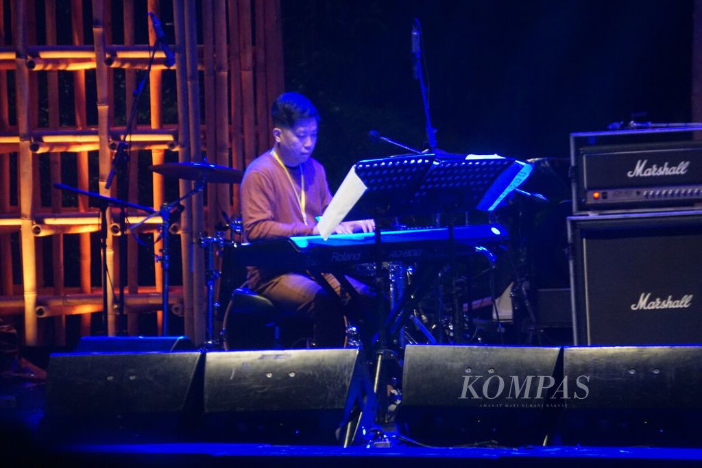 Musisi Aditya Ong Trio feat Ganggeng Yudana tampil dalam pergelaran Qris Jazz Gunung Slamet di Baturraden, Banyumas, Jawa Tengah, Sabtu (14/10/2023).