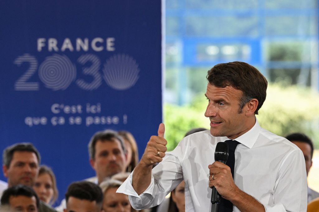 Presiden Emmanuel Macron memberikan pidato saat berkunjung ke STMicroelectronics, di Crolles, Isere, Perancis, Selasa (12/7/2022), saat mengumumkan strategi dan rencana investasi di industri elektronik dalam kerangka France 2030.