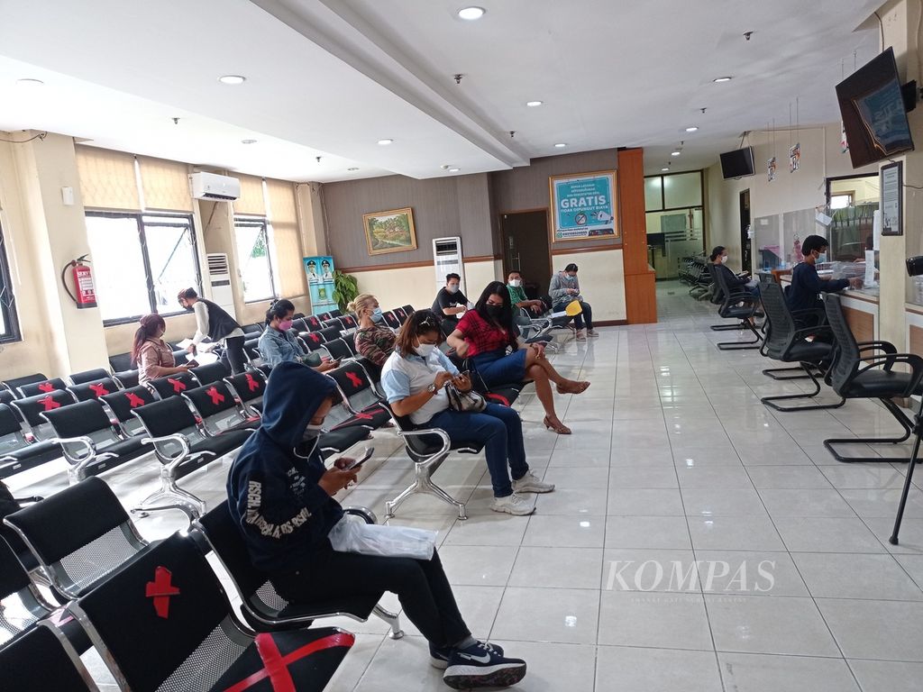 Antrean pengurusan dokumen kependudukan di Dinas Kependudukan dan Pencatatan Sipil Kota Tangerang, Banten, Selasa (24/8/2021).