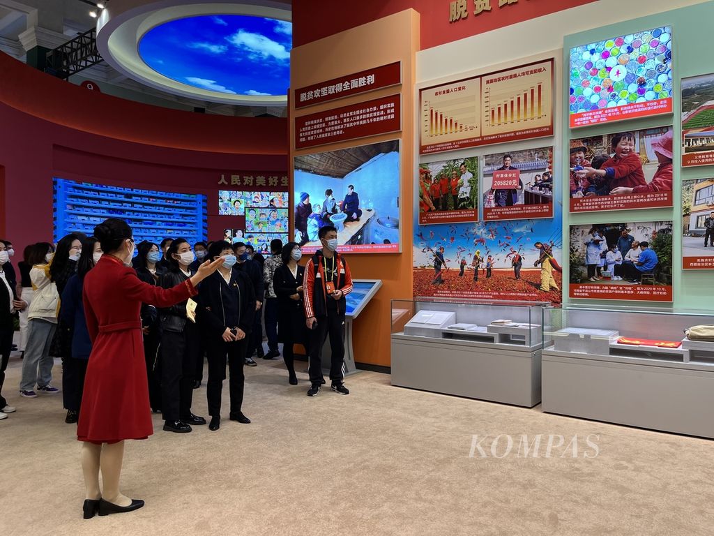 Setiap rombongan didampingi pemandu pameran yang menjelaskan obyek-obyek pameran, Rabu (12/10/2022), di Beijing, China. 