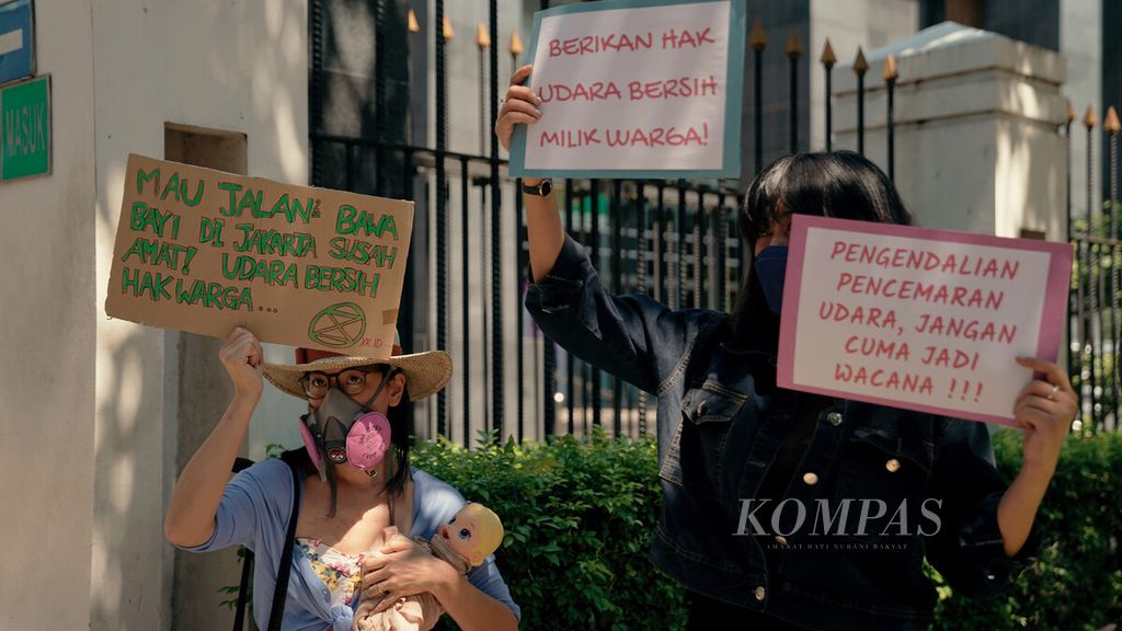 Aktivis Gerakan Jeda Untuk Iklim melakukan aksi damai sebelum dimulainya sidang pembacaan putusan gugatan polusi udara di Pengadilan Negeri Jakarta Pusat, Kamis (16/9/2021). 