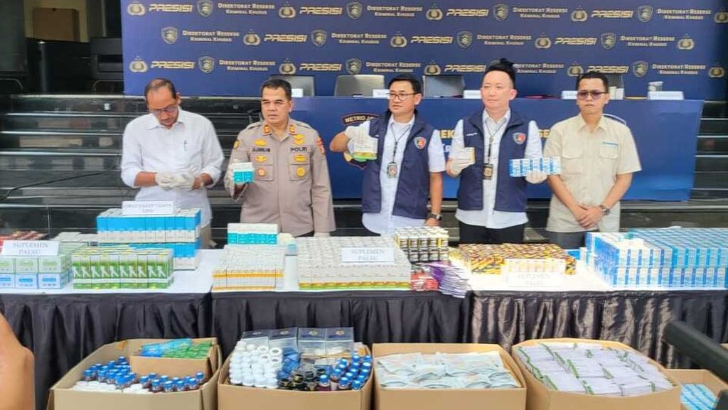 Direktorat Reserse Kriminal Khusus Polda Metro Jaya merilis kasus penjualan obat dan suplemen palsu tidak berizin edar di Markas Polda Metro Jaya, Jakarta, Rabu (31/5/2023).