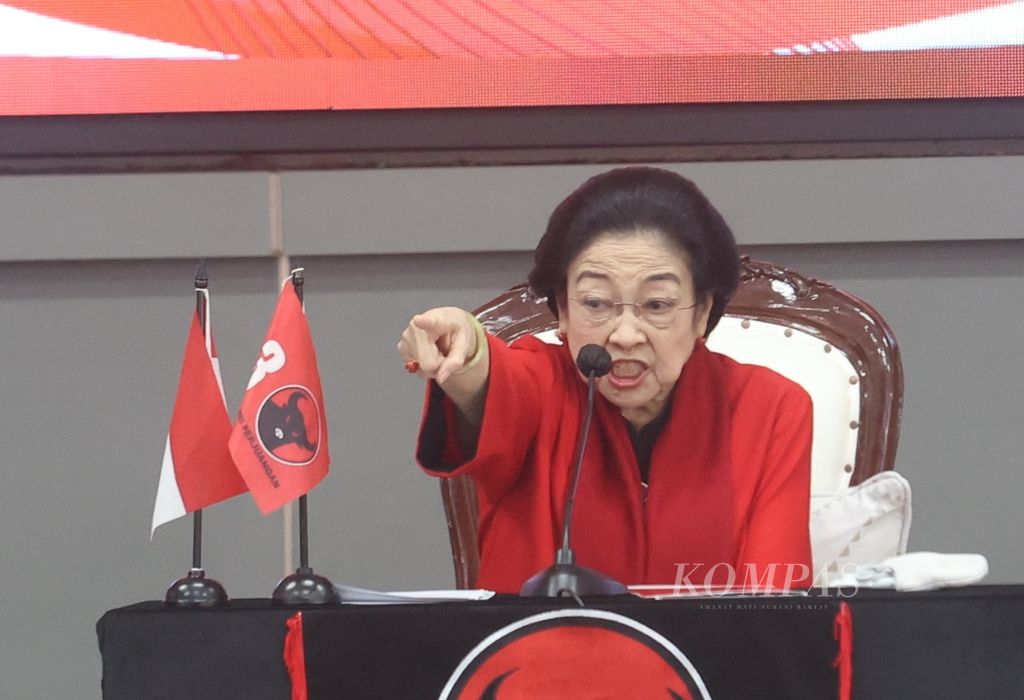 General Chairperson of the Indonesian Democratic Party of Struggle (PDI-P), Megawati Soekarnoputri, delivered a political speech during the commemoration of PDI-P's 51st anniversary in Lenteng Agung, Jakarta, on Wednesday (10/1/2024). For the first time, the PDI-P birthday celebration was not attended by President Joko Widodo who went on a visit to the Philippines. However, Vice President Ma'ruf Amin attended the commemoration held at the DPP PDIP Party School.