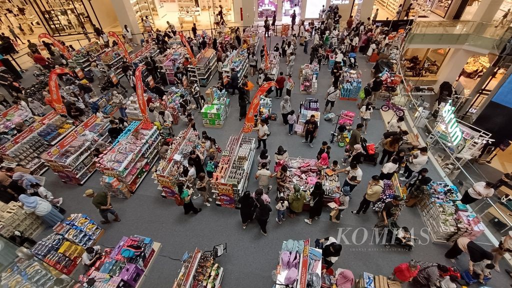 Pengunjung memadati area bazar mainan yang digelar salah satu toko ritel di sebuah pusat perbelanjaan di kawasan Kebayoran Lama, Jakarta, Kamis (9/5/2024). 