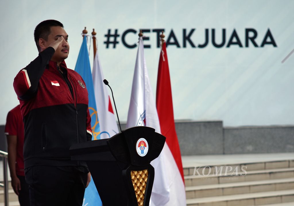 Menteri Pemuda dan Olahraga Dito Ariotedjo membalas hormat para atlet saat memimpin Upacara Pengukuhan Kontingen Indonesia untuk SEA Games Kamboja 2023 di Kantor Kemenpora, Jakarta, Selasa (2/5/2023). 