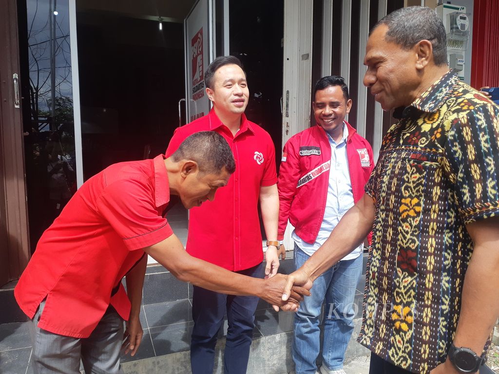 Johni Asadoma datang ke kantor DPW Partai Solidaritas Indonesia NTT pada Jumat (19/4/2024).