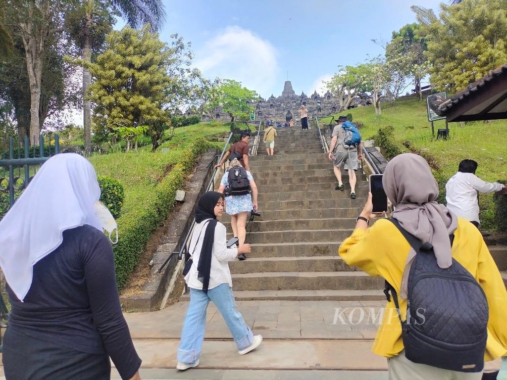 Sejumlah wisatawan menaiki tangga menuju pelataran Candi Borobudur, Kabupaten Magelang, Jawa Tengah, Sabtu (17/9/2022). 