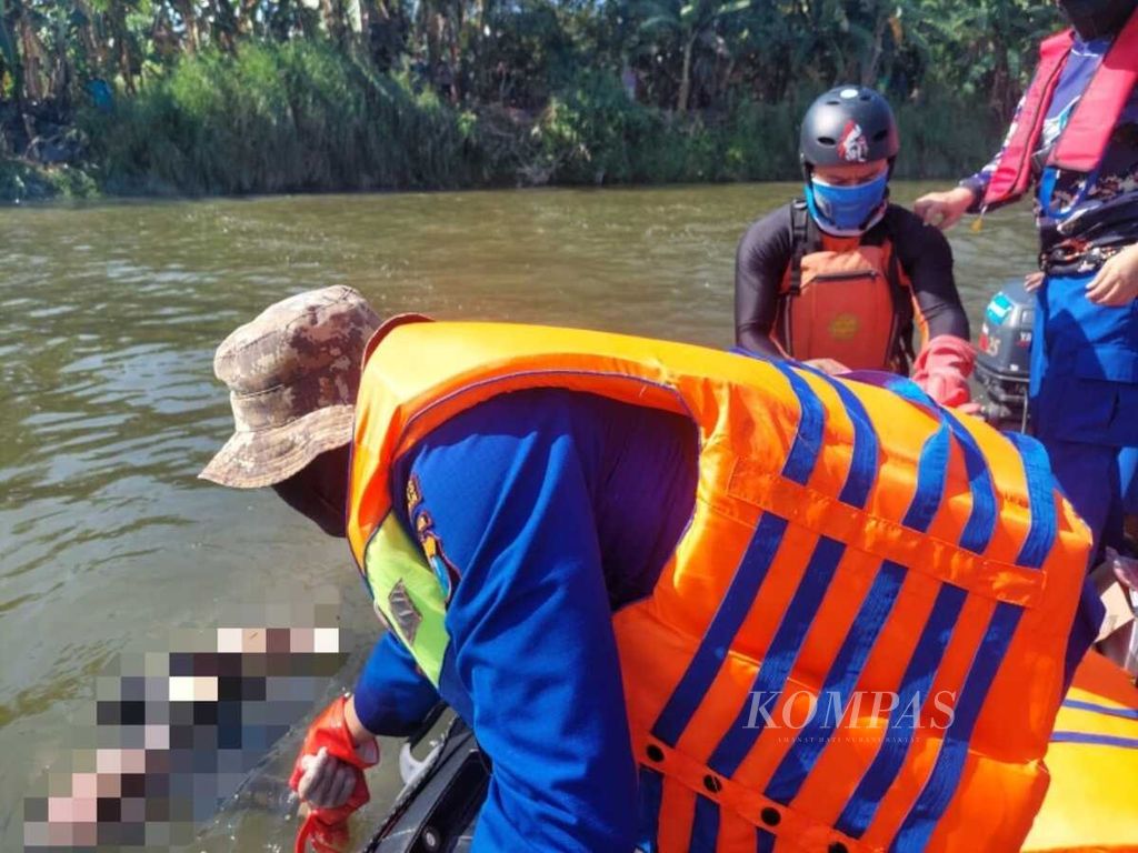 Tim SAR mengevakuasi jenazah tiga pemuda korban tenggelam di Bengawan Solo wilayah Banaran, Babat, Lamongan, Jawa Timur, Minggu (30/7/2023).