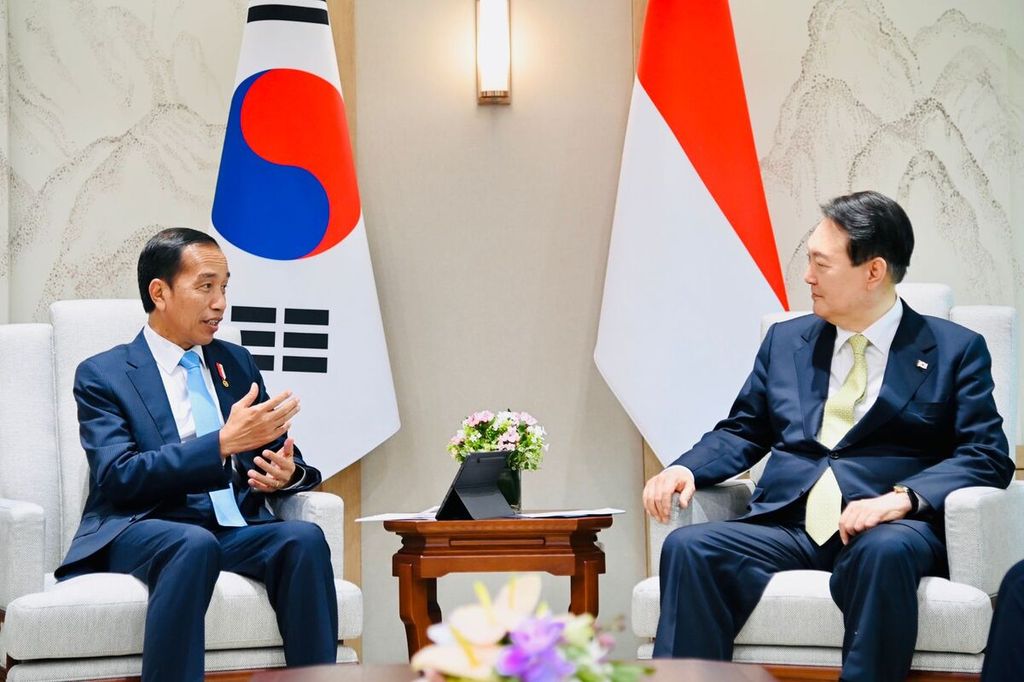 Presiden Joko Widodo dan Presiden Korea Selatan Yoon Suk-yeol berbincang dalam pertemuan terbatas sebelum pertemuan bilateral di Kantor Kepresidenan Yongsan, Seoul, Kamis sore (28/7/2022).