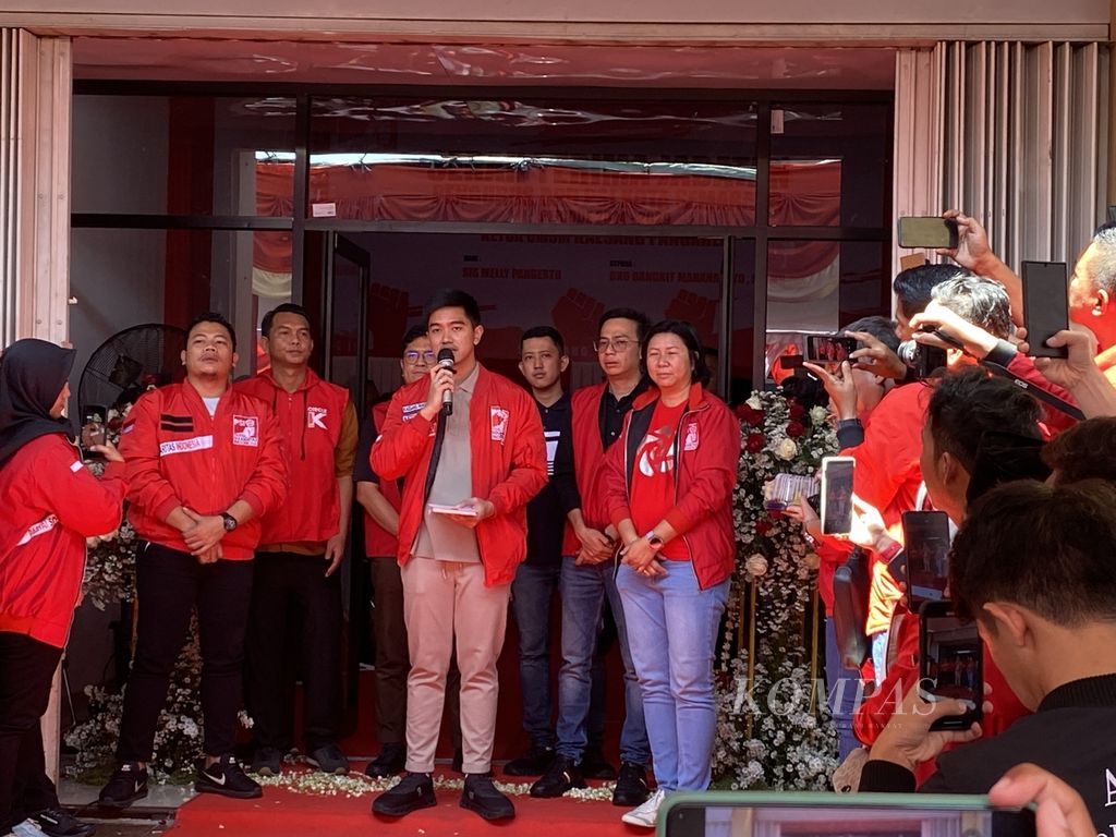 Ketua Umum Partai Solidaritas Indonesia (PSI) Kaesang Pangarep menyampaikan keterangan pers di Kantor Dewan Pimpinan Daerah PSI Kota Semarang, Jawa Tengah, Sabtu (20/7/2024). 