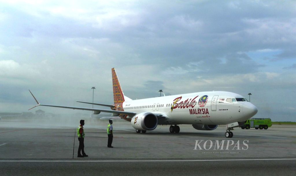 Pesawat Boeing 737 MAX 8 yang dioperasikan Malindo Air disambut dengan siraman air di Bandara Internasional Kuala Lumpur, Malaysia, Senin (22/5/2017). Malindo Air menjadi maskapai penerbangan pertama di dunia yang menerima dan mengoperasikan Boeing 737 MAX 8.