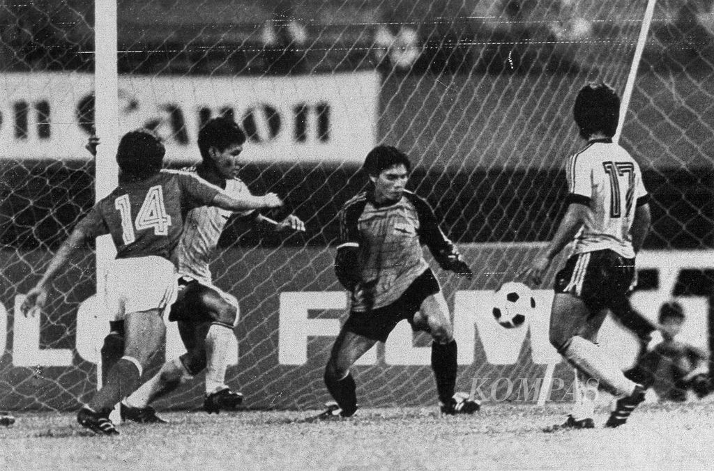 Gelandang kesebelasan Indonesia, Joko Malis (14), sia-sia coba mendobrak pertahanan Brunei yang dikawal kiper Ali Ismail pada SEA Games Singapura 1983, 2 Juni 1983, di Stadion Nasional Singapura. Indonesia ditahan 1-1 oleh Brunei dan tersisih.