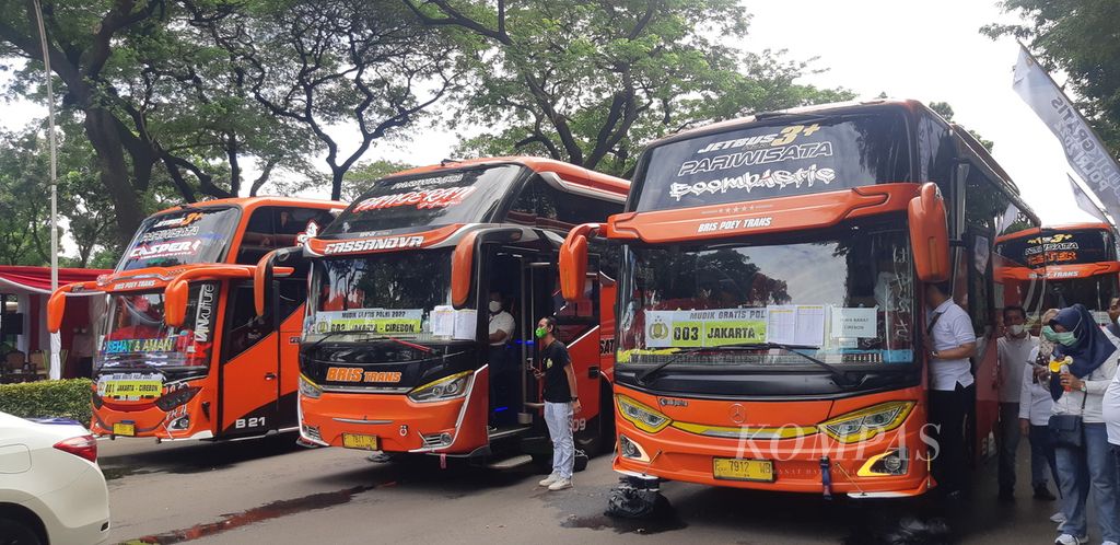 Bus-bus yang melayani kegiatan mudik gratis di Parkir Timur Senayan, Gelora Bung Karno, Jakarta Pusat, Jumat (29/4/2022).