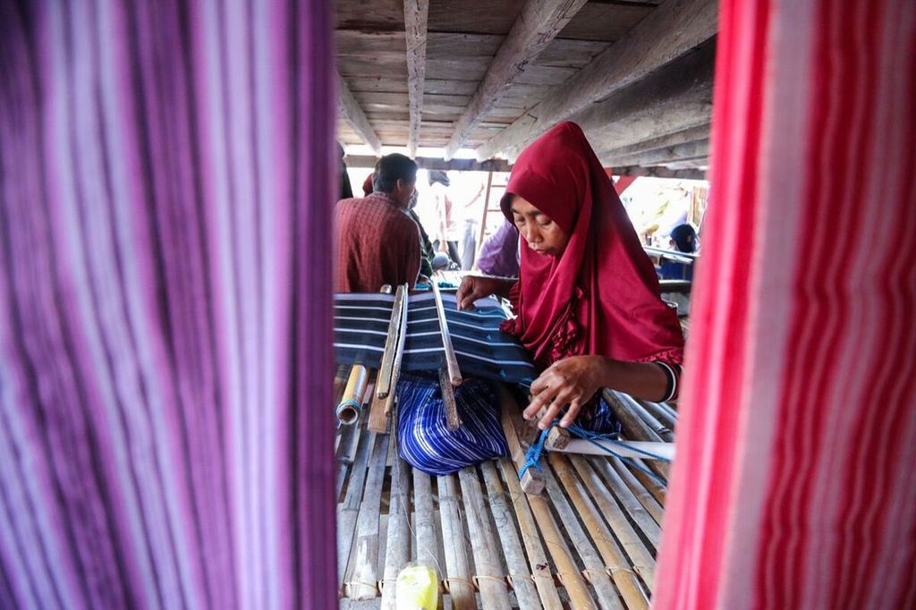 Perajin kain tenun di Desa Gumanano, Kecamatan Mawasangka, Kabupaten Buton Tengah, Sulawesi Tenggara, memiliki tradisi unik leluhur menghasilkan kain tenun yang diwariskan secara turun-temurun, seperti terlihat di Desa Gumanano, Senin (19/9/2022). 