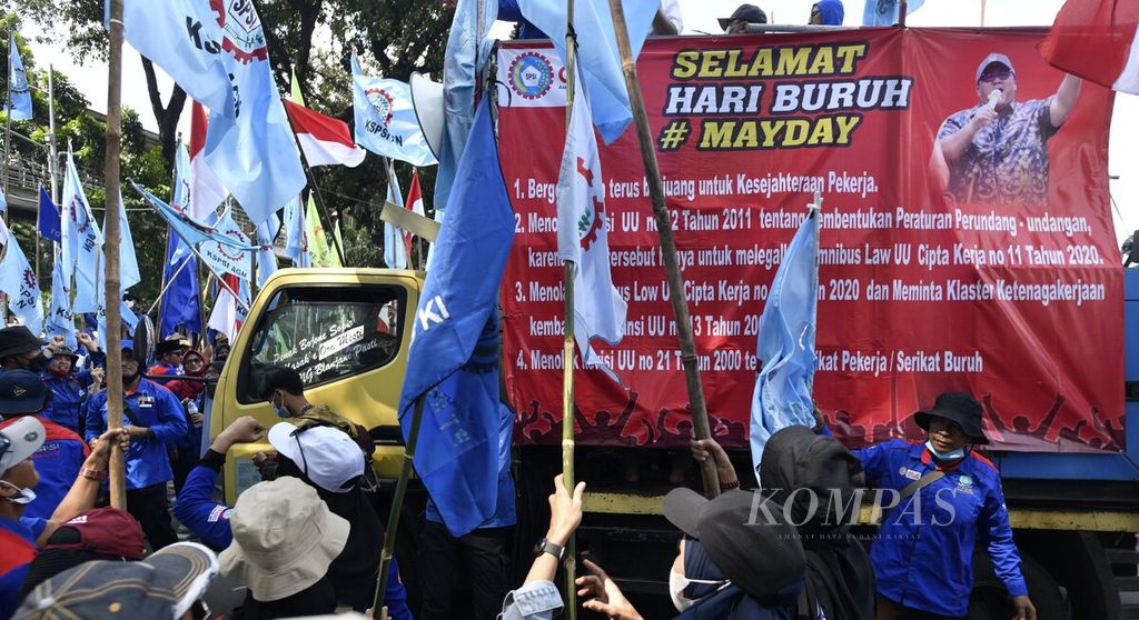 Ratusan buruh mengikuti unjuk rasa buruh di kawasan bundaran Patung Arjuna Wijaya, Jakarta Pusat, Kamis (12/5/2022). Dalam aksinya, para buruh menyerukan empat tuntutan, yaitu perbaikan kesejahteraan pekerja, menolak revisi Undang-Undang Nomor 12 Tahun 2011 tentang Pembentukan Peraturan Perundang-undangan, menolak UU Cipta Kerja dan meminta kluster ketenagakerjaan kembali substansi UU No 13 tahun 2003 serta menolak revisi UU No 21 Tahun 2000 tentang Serikat Pekerja. 