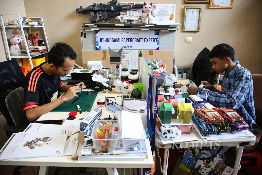 Karyawan melakukan rancang bangun model kertas atau <i>papercraft </i>di rumah produksi Ichinogami di Kemanggisan, Jakarta Barat, Selasa (29/8/2023). Model kertas berbagai model ini dijual mulai dari harga Rp 50.000 hingga Rp 300.000 per kemasan. 