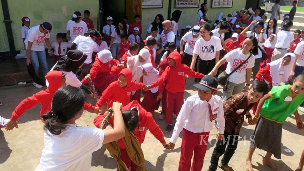 Anak-anak muda dari Komunitas 1000 Guru, Komunitas Divers Clean Action, serta konsumen dan karyawan KFC Infonesia mengisi hari Kemerdekaan Ke-74 RI dengan mengajar dan bermain bersama siswa SDN 1 Gondang, Kabupaten Lombok Utara, Nusa Tenggara Barat, Sabtu (17/8/2019). Kegiatan ini merupakan bagian dari #KFCGoodJourney yang mengajak anak-anak muda peduli pendidikan dan lingkungan.