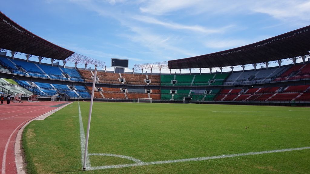 Kondisi lapangan dan tribune utara Stadion Gelora Bung Tomo, Surabaya, Jawa Timur, Senin (10/2/2020). Arena berkapasitas 55.000 kursi ini sedang disiapkan sebagai tempat penyelenggaraan pertandingan Piala Dunia U-20 2023.
