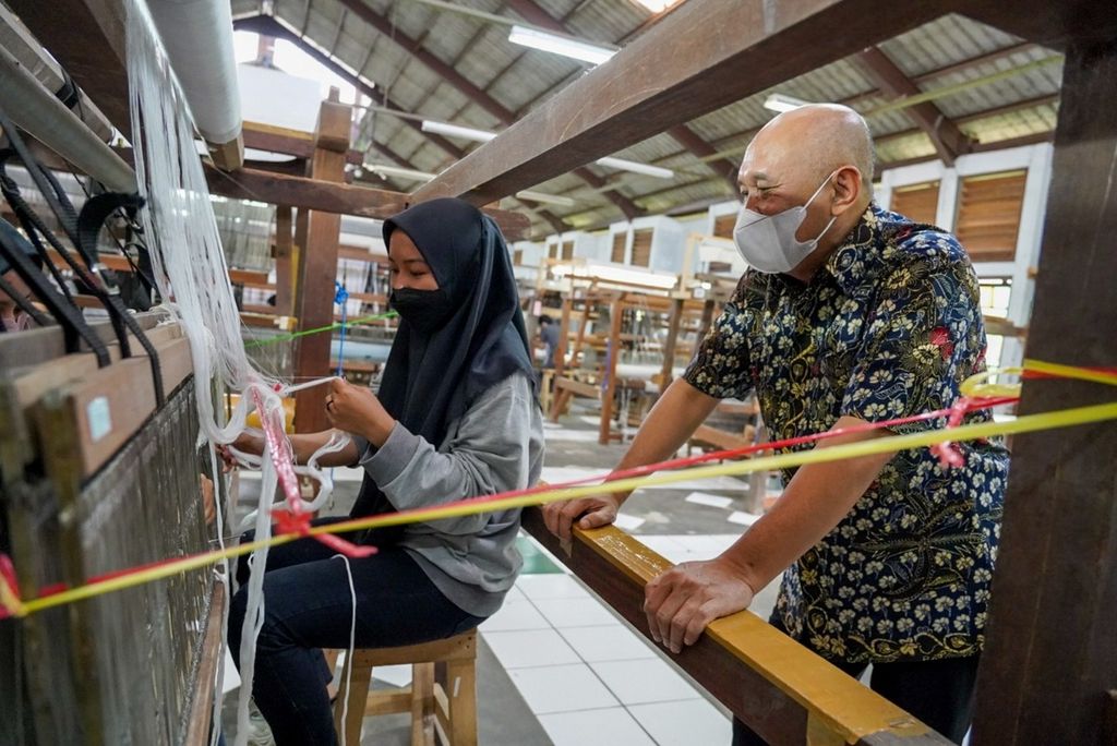 Menteri Koperasi dan UKM (kanan) berdialog dengan perajin kain tenun di Rumah Tenun Magelang yang berada di Tonoboyo Bandongan, Kabupaten Magelang, Jawa Tengah, pertengahan September 2022. 