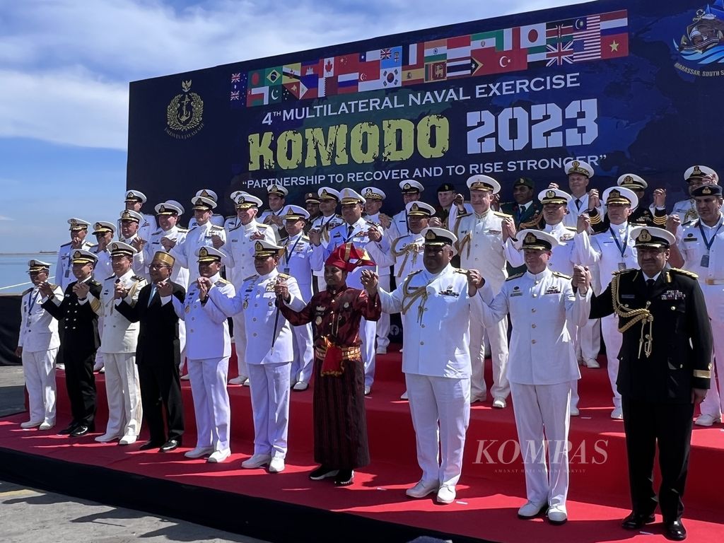 Delegasi angkatan laut dari 36 negara berfoto bersama seusai pembukaan Multilateral Naval Exercise Komodo (MNEK) 2023 di Pelabuhan Soekarno-Hatta, Makassar, Senin (5/6/2023). Kegiatan ini berfokus pada kegiatan bantuan bencana dan kemanusiaan.