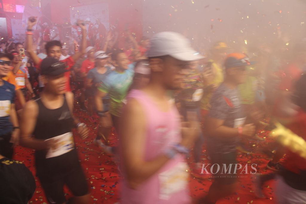 Sejumlah peserta kategori maraton lomba lari Borobudur Marathon 2023 Powered by Bank Jateng mulai berlari dari lokasi start di kawasan Taman Lumbini, kompleks Candi Borobudur, Kabupaten Magelang, Jawa Tengah, Minggu (19/11/2023) pagi pukul 05.00.