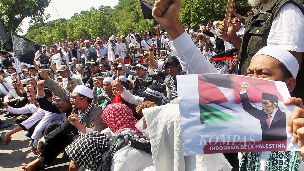 Massa  yang berasal dari sejumlah organisasi kemasyarakatan Islam menggelar aksi damai untuk Palestina di depan Kedutaan Besar Amerika Serikat untuk Indonesia di Jakarta, Jumat (8/12). Aksi itu sebagai bentuk protes atas kebijakan sepihak Presiden AS Donald Trump yang mengakui Jerusalem sebagai ibu kota Israel.