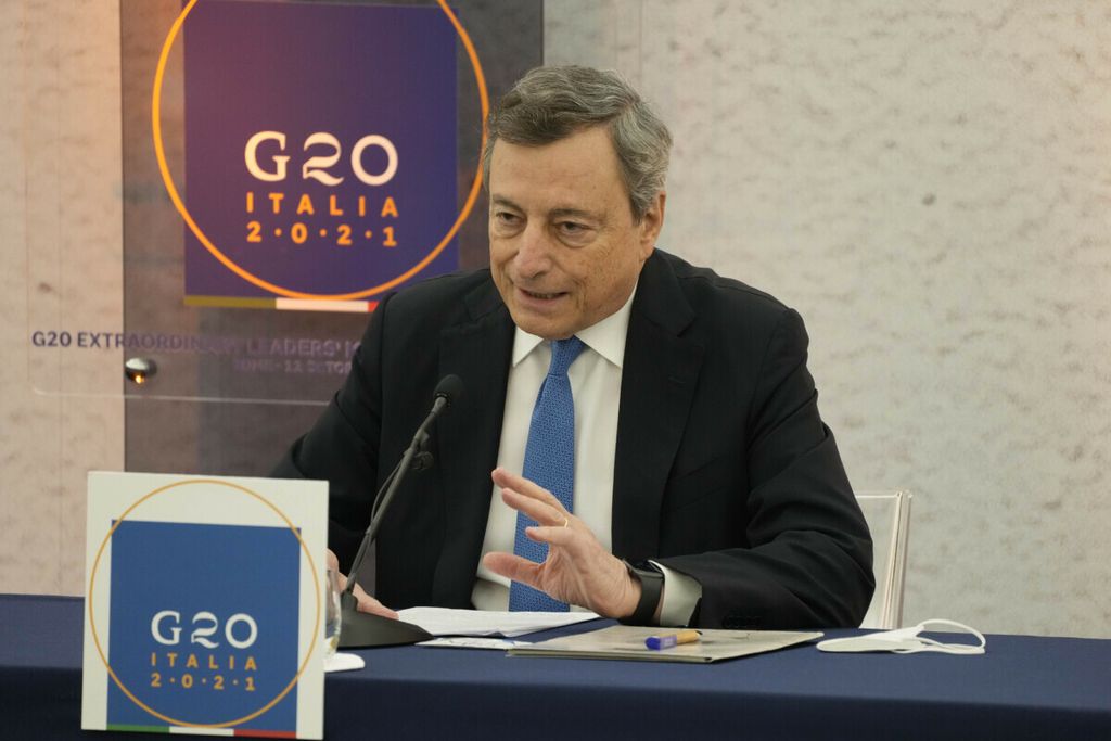 Perdana Menteri Italia Mario Draghi memberi keterangan pers kepada wartawan usai Konferensi Tingkat Tinggi G20 di Roma, Italia, 12 Oktober 2021. (AP Photo/Gregorio Borgia) 