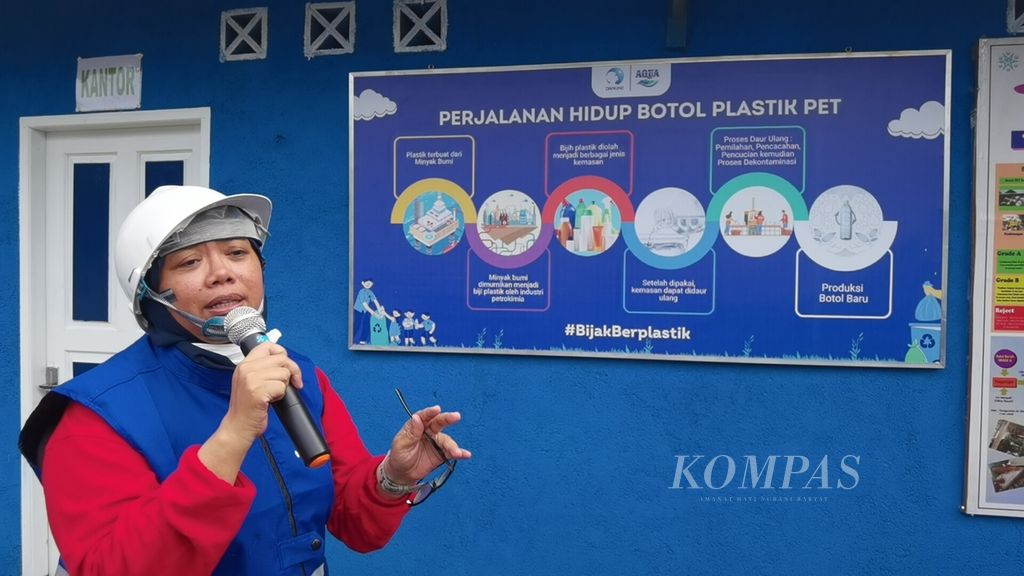 Penjelasan tentang perjalanan hidup botol plastik di Lombok PET, Kuranji, Lombok Barat, Nusa Tenggara Barat, Kamis (9/2/2023).
