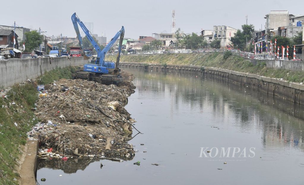 Pemerintah Provinsi DKI Jakarta masih akan melanjutkan sejumlah program pengendali banjir, antara lain pembangunan polder pengendali banjir, pembangunan waduk, dan normalisasi sungai.