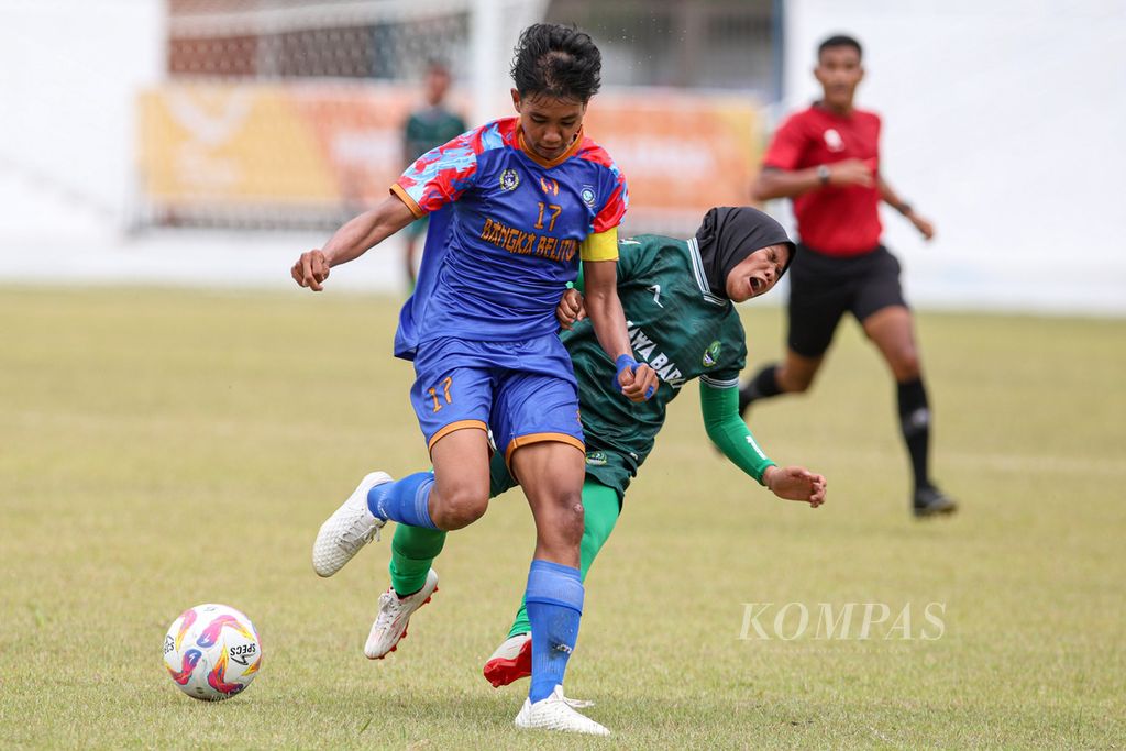 Pemain Jawa Barat Rosdilah Siti Nurrohmah berebut bola dengan pemain Bangka Belitung Vivi Oktavia Riski pada laga fase grup sepak bola putri PON Aceh-Sumut 2024 di Stadion Mini Pancing, Deli Serdang, Sumatera Utara, Sabtu (7/9/2024). 