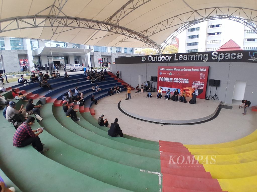 Podium Sastra rangkaian Borobudur Writers and Cultural Festival (BWCF) 2023 di Universitas Negeri Malang, Malang, Jawa Timur, Senin (27/11/2023) sore.