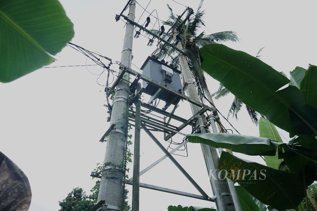 Gardu jaringan listrik PLN, Sabtu (16/7/2022), di dekat pintu masuk Desa Mengkang, Bolaang Mongondow, Sulut.
