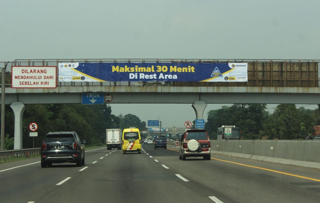 Suasana lalu-lintas di kilometer 55 Tol Jakarta-Cikampek (24/4/2022). Kenaikan tarif sejumlah ruas tol dan naiknya harga BBM jenis pertamax mewarnai perjalanan mudik Lebaran tahun ini.  