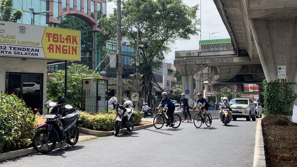 Sejumlah pesepeda melewati jalan  di simpang Santa, Kebayoran Baru, Jakarta Selatan, Minggu  (16/4/2023). 