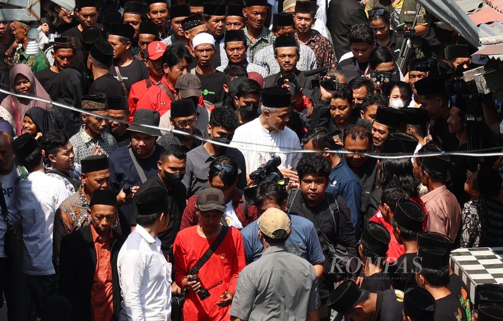 Calon presiden nomor urut tiga Ganjar Pranowo mengunjungi Pondok Pesantren Darussalam, Watucongol, Muntilan, Magelang, Jawa Tengah, Minggu (17/12/2023). 